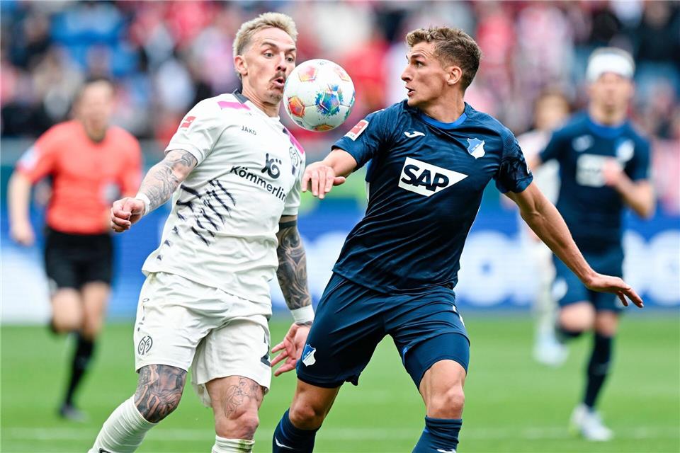 Hart umkämpftes Spiel zwischen Hoffenheim und Mainz.Uwe Anspach/dpa