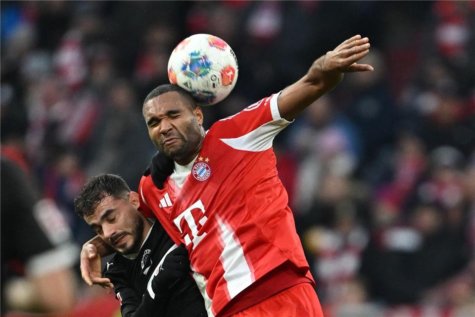 Harte Arbeit für die Bayern, hier Jonathan Tah (r) gegen Pauli-Angreifer Daniel Sinani. Sven Hoppe/dpa