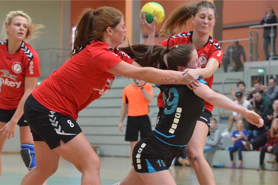 Harte im Nehmen: Esther Langenhoff (Mitte), die sich hier gegen Wipperfürths Aleksandra Röther (links) und Nikola Hahn durchsetzt, avancierte zur besten Borkener Torschützin aus dem Feld.