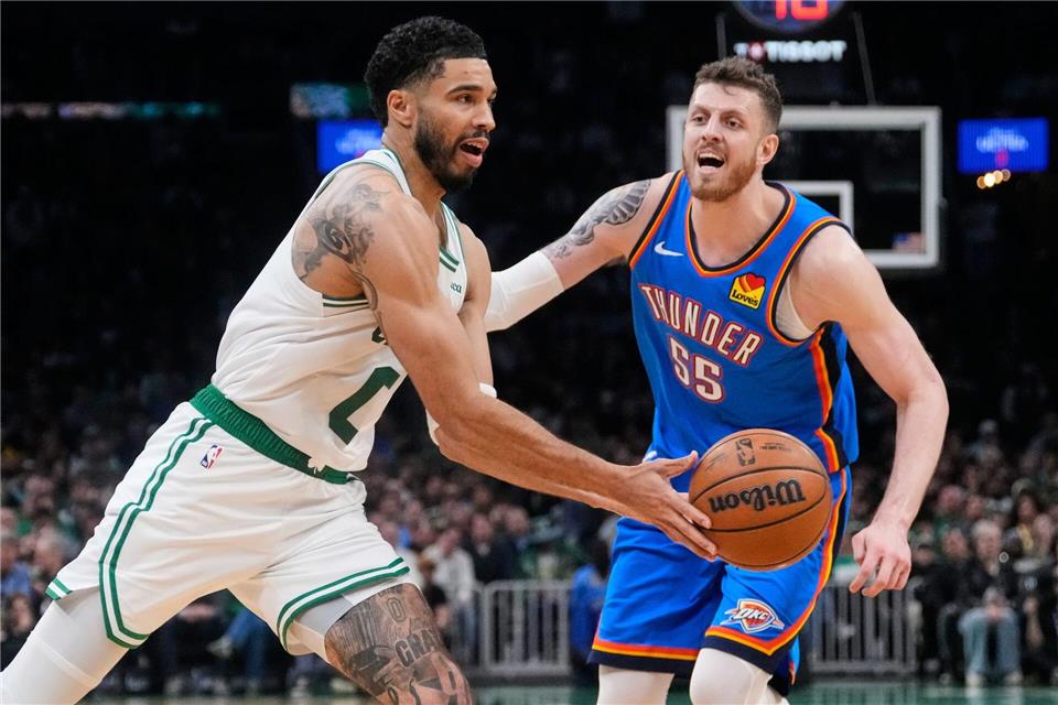 Hartenstein (rechts) kassierte mit OKC nach zuletzt zwölf Siegen wieder eine Niederlage.Charles Krupa/AP/dpa