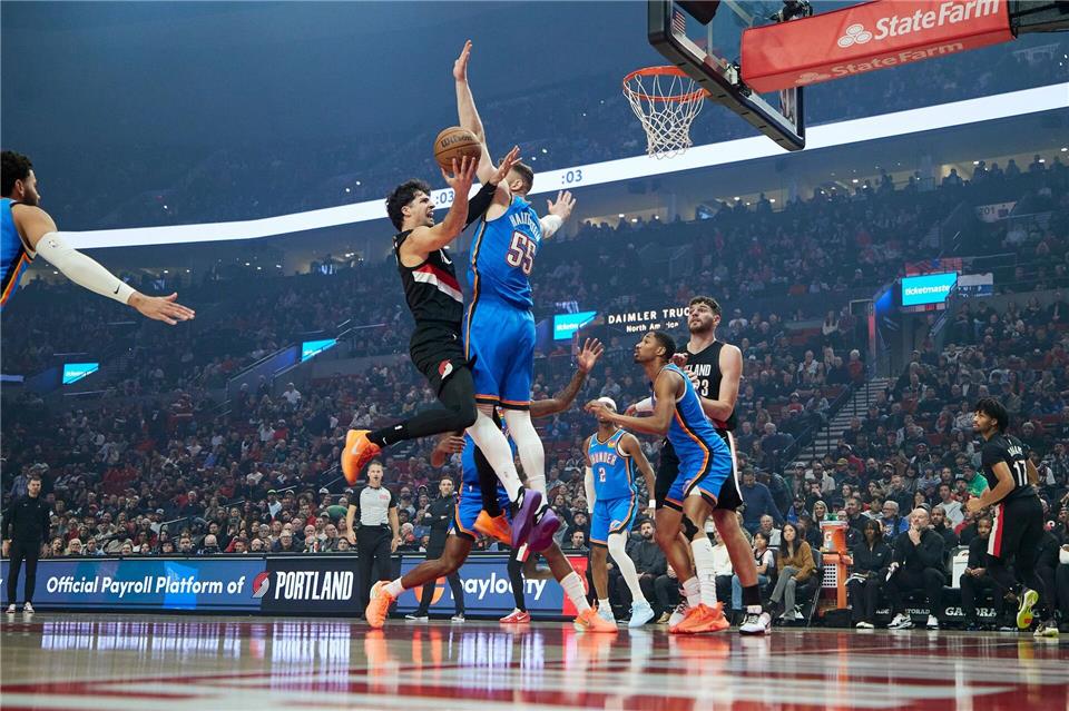 Hartenstein (rechts) und OKC wurden in Portland bis zur letzten Sekunde gefordert - und verloren erstmals.Craig Mitchelldyer/AP/dpa