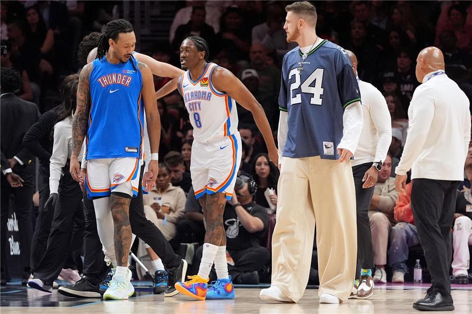 Hartenstein (rechts) verfolgte die Partie in Straßenklamotten.Rebecca Blackwell/AP/dpa