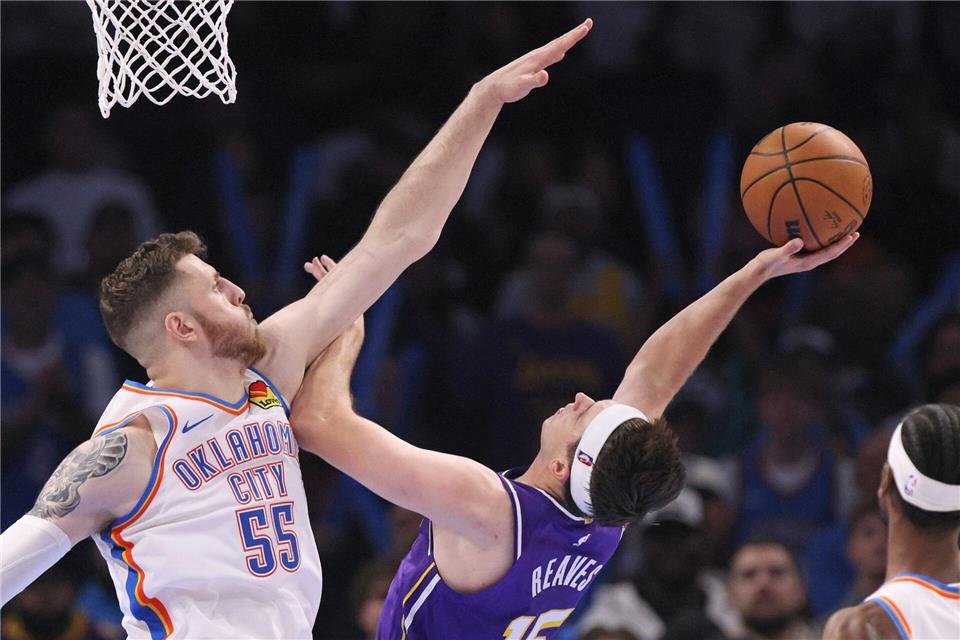 Hartensteins (links) Defensive war zu stark für die LakersNate Billings/AP/dpa