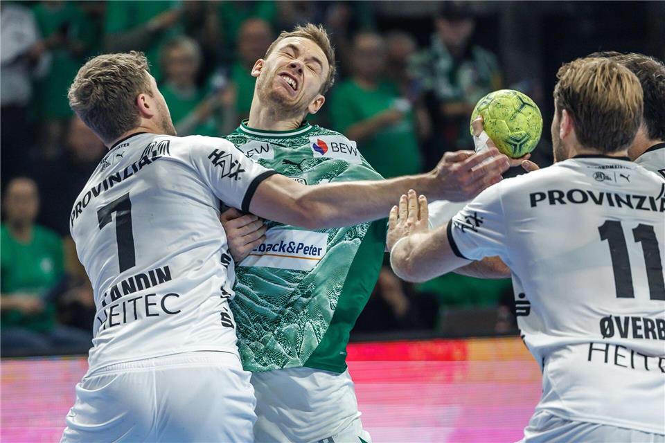 Harter Einsatz von Kiels Magnus Landin gegen Mathias Gidsel.Andreas Gora/dpa