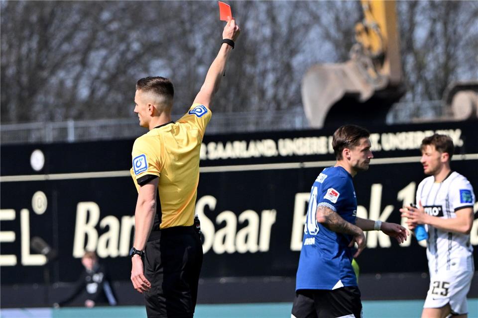 Hartes Einsteigen gegen Luca Schnellbacher: Glatt Rot für Marvin Mehlem.Harald Tittel/dpa