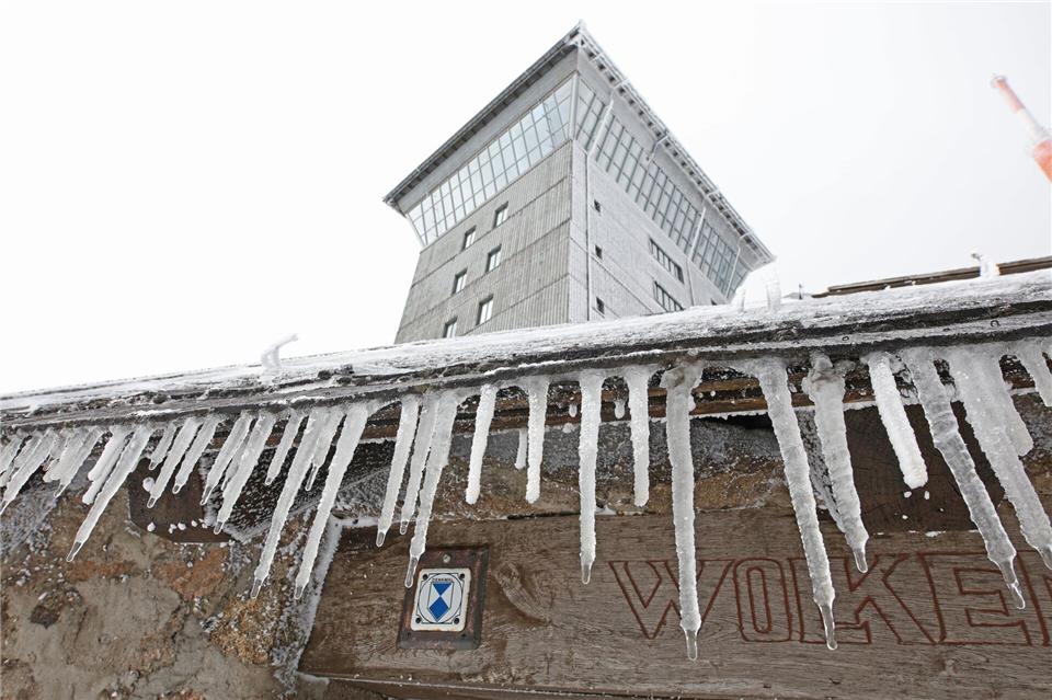 Harz-Brocken: Schnee und Eis prägen das Brockengebiet – Eiszapfen am WolkenhäuschenMatthias Bein/dpa