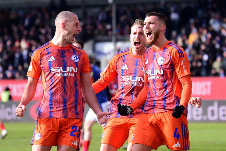 Hasan Kurucay (r) erzielte für Schalke das 2:0. Daniel Bockwoldt/dpa