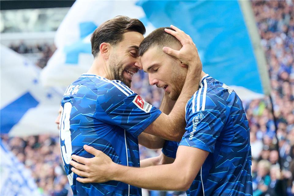 Hasan Kurucay (r) war Schalkes in Matchwinner.Bernd Thissen/dpa