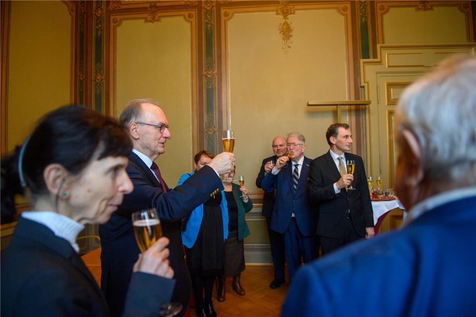 Haseloff und Vertreter der Jüdischen Gemeinschaft bei der Unterzeichnung des neuen Staatsvertrags.Klaus-Dietmar Gabbert/dpa