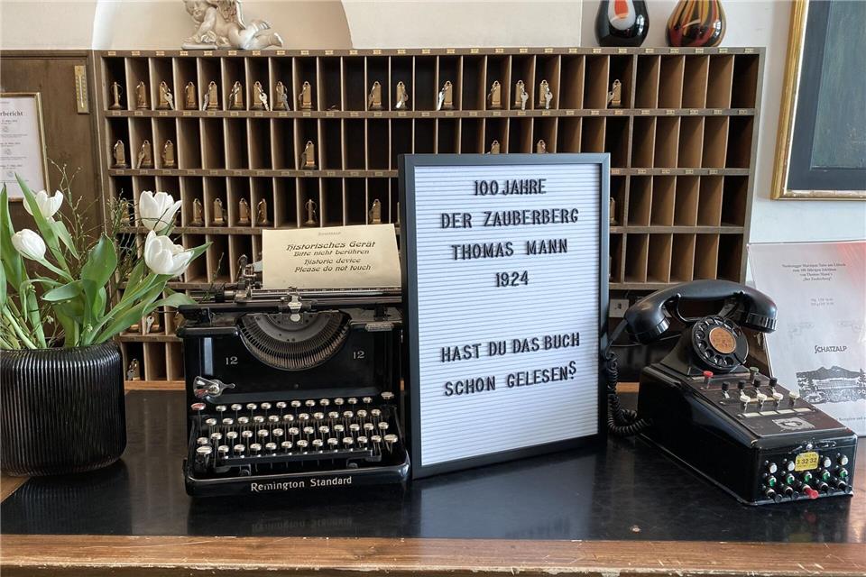 „Hast Du das Buch schon gelesen?“, fragt ein Schild auf dem Tresen. Zumindest vertieft in die Lektüre ist mancher Hotelgast.Stefan Wei�enborn/dpa-tmn