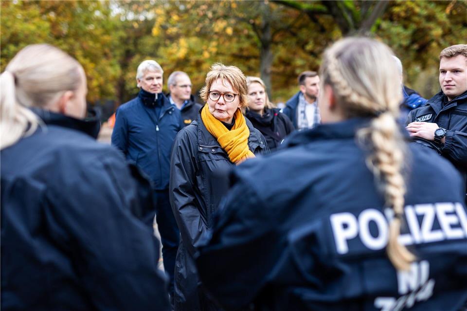 Hat Forderungen an die Fans: Niedersachsens Innenministerin Daniela Behrens (M). (Archivbild)Moritz Frankenberg/dpa