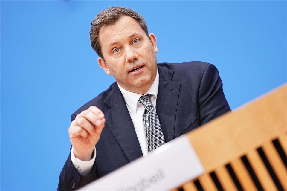 Hat auch eine Meinung zur umstrittenen FIFA-Entscheidung: Lars Klingbeil.Michael Kappeler/dpa