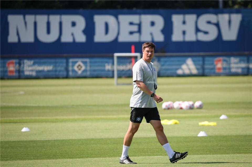 Hat bislang nicht entschieden, wer in der Bundesliga im HSV-Tor steht: Cheftrainer Merlin Polzin. Christian Charisius/dpa