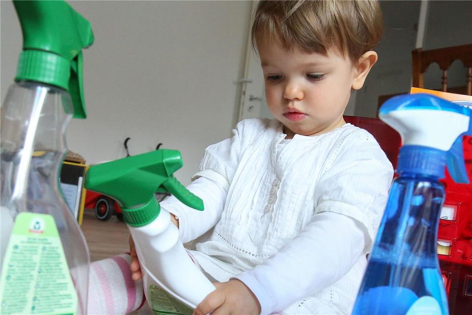 Hat das Kind Putzmittel zu sich genommen, ist ein Anruf beim Giftnotruf sinnvoll, um Profis die Situation einschätzen zu lassen.Bodo Marks/dpa-tmn