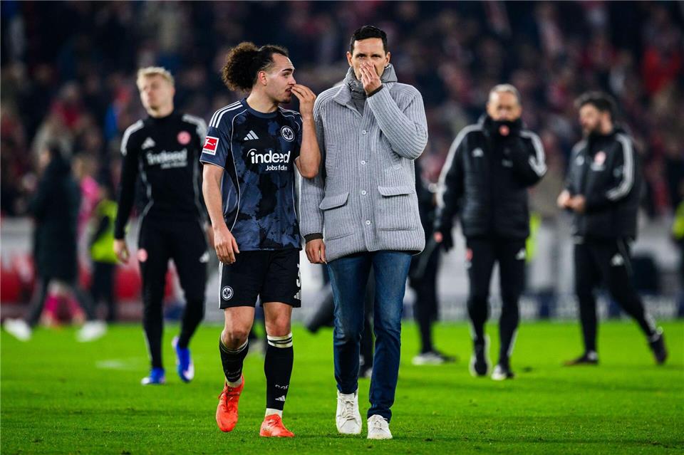Hat defensive Sorgen: Eintracht-Trainer Dino Toppmöller (r.).Tom Weller/dpa