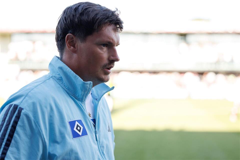 Hat den Saisonauftakt im Blick und ist gelassen in der Vertragsfrage: HSV-Trainer Merlin Polzin. (Archivbild)Friso Gentsch/dpa