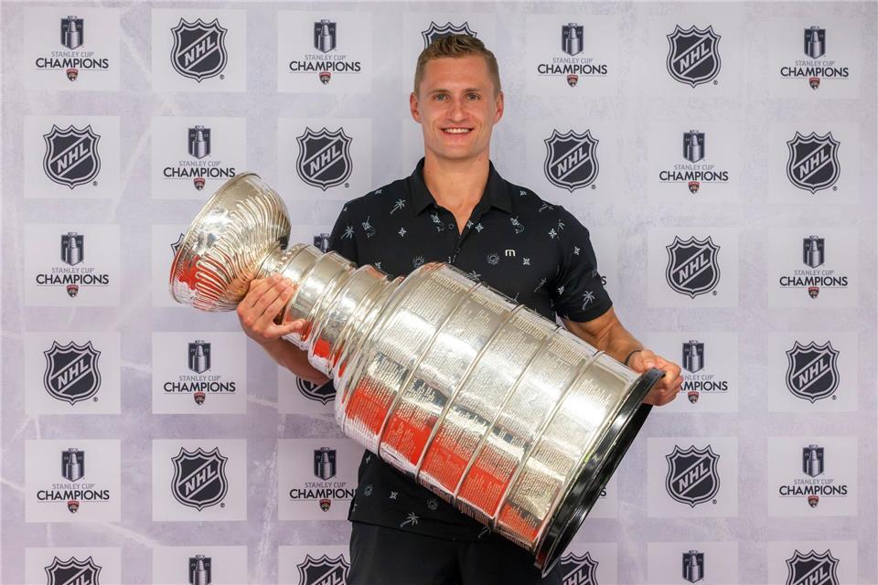 NHL startet in Olympia-Saison: Große Vorfreude bei Draisaitl Hat den Stanley Cup bereits gewonnen: Nico Sturm.Peter Kneffel/dpa