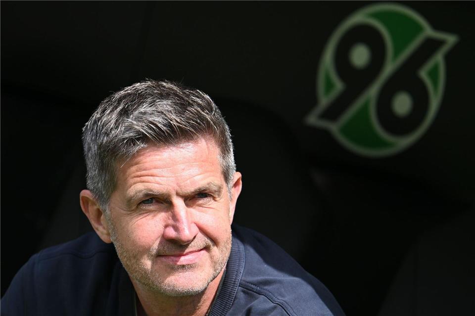 Hat den ersten Neuzugang geholt: Hannovers Sportdirektor Ralf Becker.Swen Pförtner/dpa