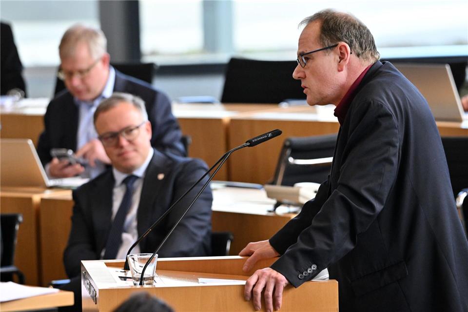 Hat die Thüringer Landesregierung die Fortschreibung der Klimaschutzstrategie verpasst? Umweltminister Tilo Kummer (BSW) sieht sich mit Plänen für ein neues Energiegesetz auf dem richtigen Weg. (Archivbild) Martin Schutt/dpa