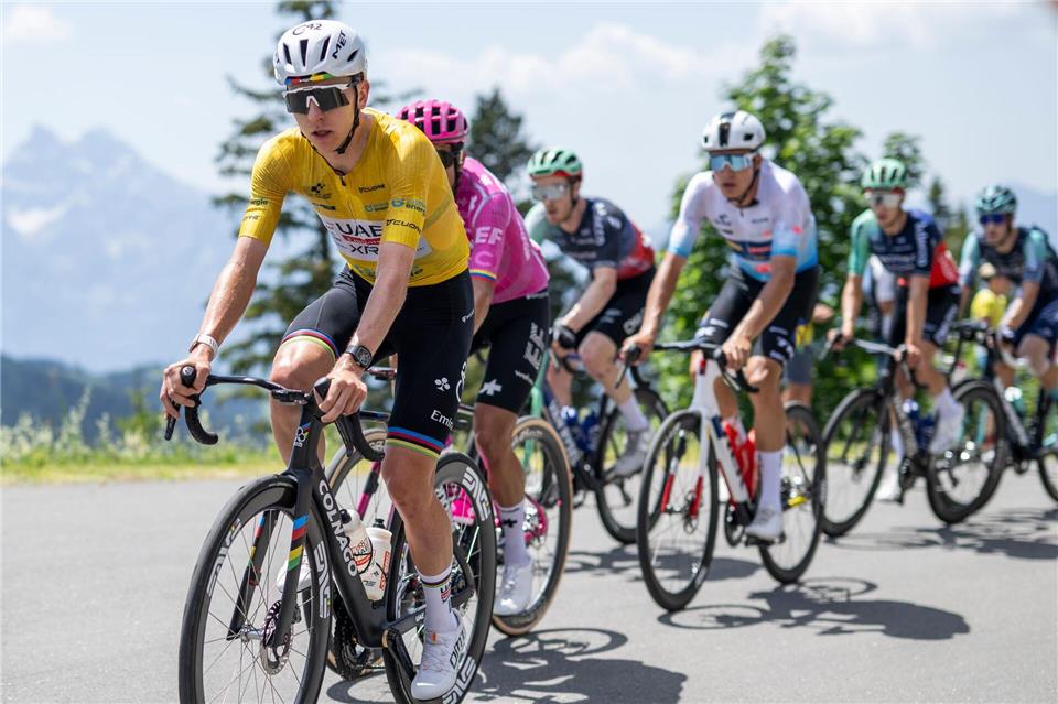 Hat die Tour de Suisse souverän gewonnen: Tadej Pogacar.Gian Ehrenzeller/KEYSTONE/dpa