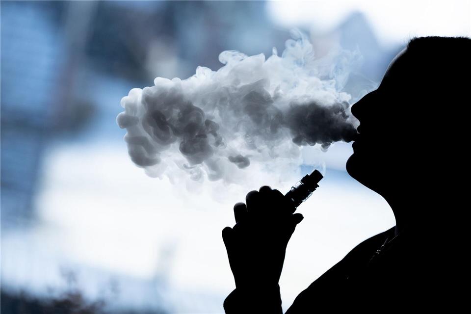 Hat diese Vaperin gerade einen der 13 umstrittenen Inhaltsstoffe inhaliert? Die Wahrscheinlichkeit ist hoch. (Symbolbild)Silas Stein/dpa