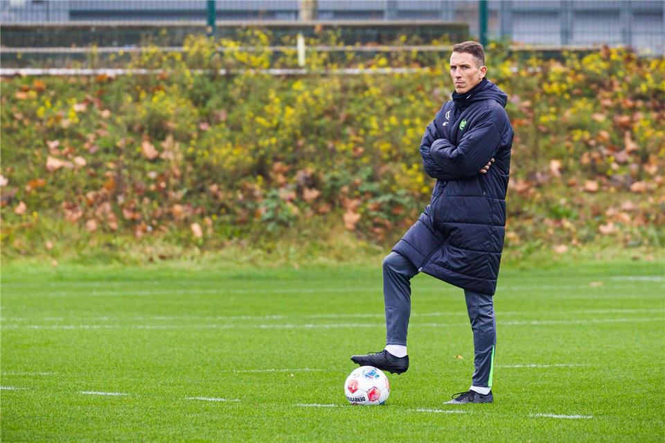 Hat eine Herausforderung zu meistern: Wolfsburgs Interimstrainer Daniel Bauer. Moritz Frankenberg/dpa