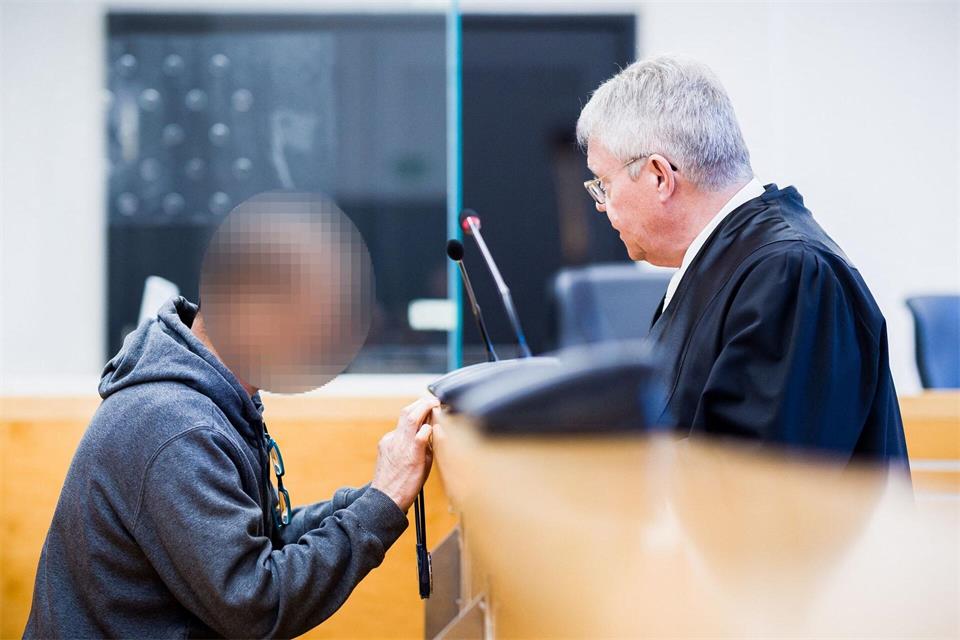 Hat er seine eigene Familie angegriffen, seine Frau getötet und seine Tochter lebensgefährlich verletzt? Der Angeklagte will sich im Prozess äußern.Moritz Frankenberg/dpa