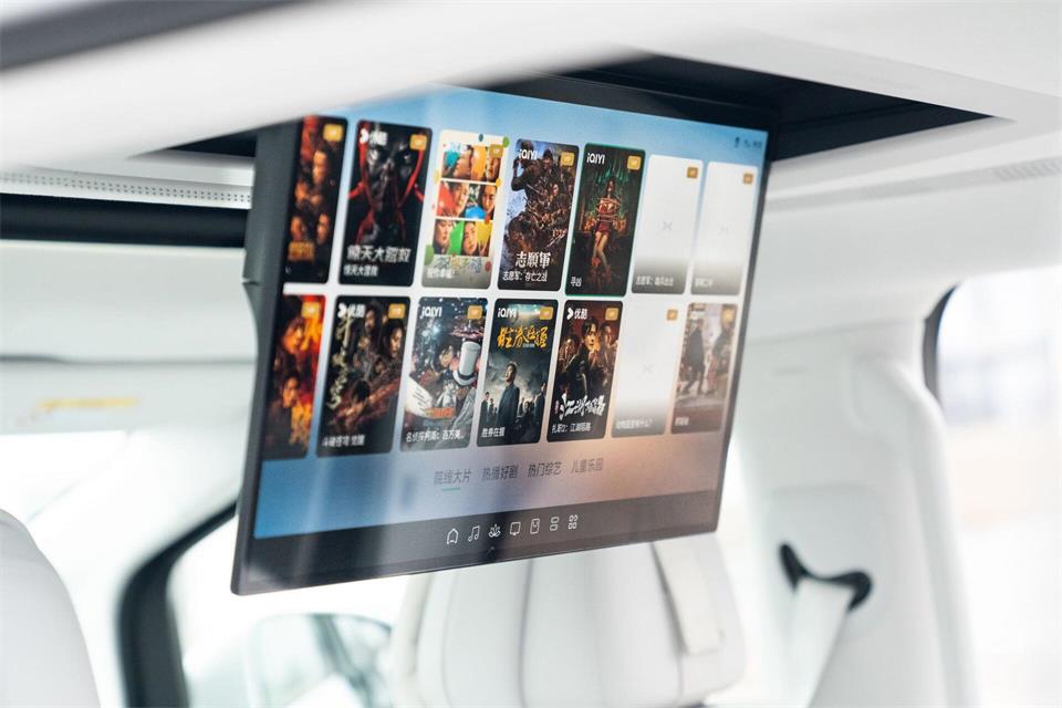 Hat etwas von TV-Abend auf der Couch: das Klapp-Display im Xpeng X9.XPeng Motors/dpa-tmn
