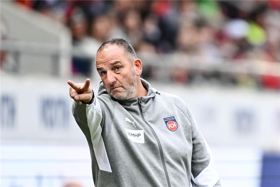 Hat gegen Werder wieder neue Offensiv-Optionen: Heidenheims Trainer Frank Schmidt. (Archivbild)Harry Langer/dpa