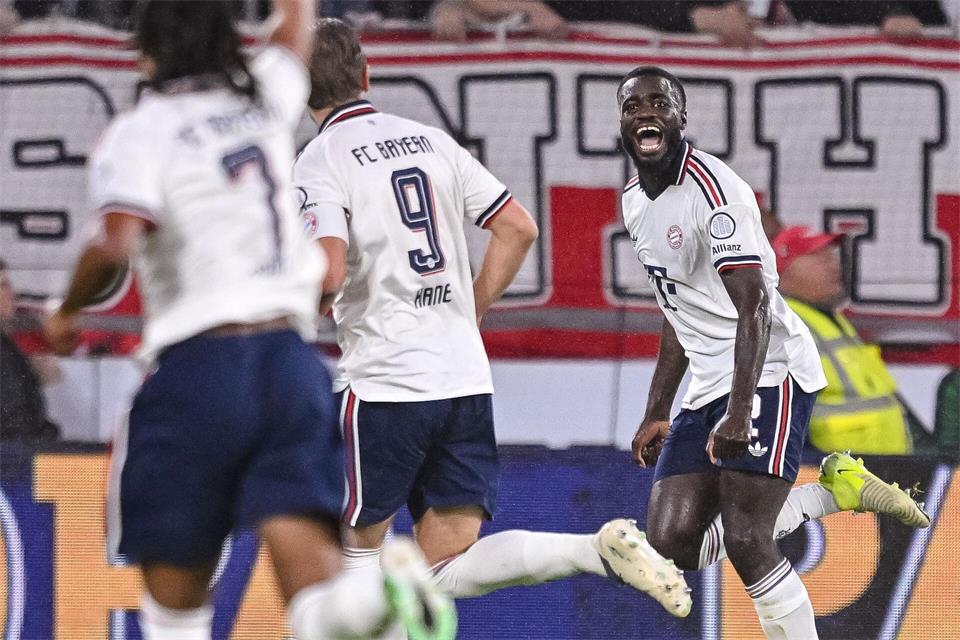 Hat gut lachen: Bayern-Verteidiger Dayot Upamecano feiert sein Tor zum 1:0.Harry Langer/dpa