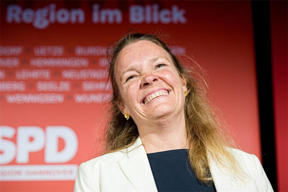Hat gut lachen: Eva Bender (SPD), Regionspräsidentkandidatin ihrer Partei für die Region Hannover, hat die erste Runde der Wahl mit einem komfortablen Vorsprung gewonnen. In die Stichwahl muss sie trotzdem.Moritz Frankenberg/dpa