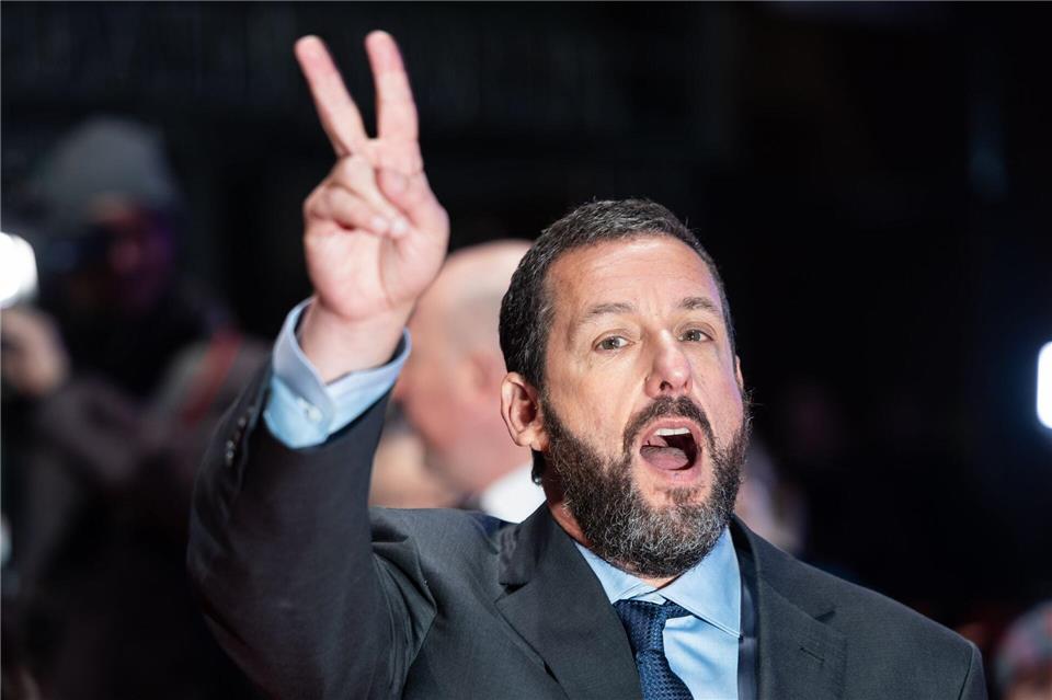 Hat gut lachen und Grund für eine Siegerpose: Adam Sandler ist mit „Happy Gilmore 2“ ein erfolgreiches Sequel gelungen. (Archivbild)Hannes P. Albert/dpa
