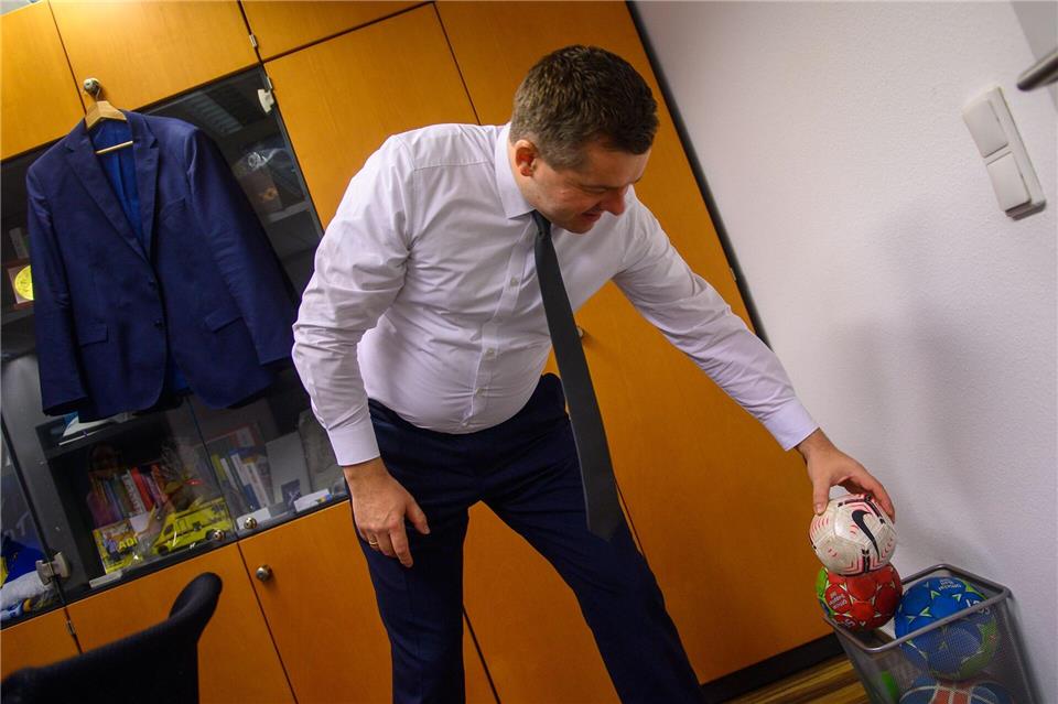 Hat im Büro auch gerne mal einen Ball am Fuß: CDU-Politiker Sven Schulze. Klaus-Dietmar Gabbert/dpa