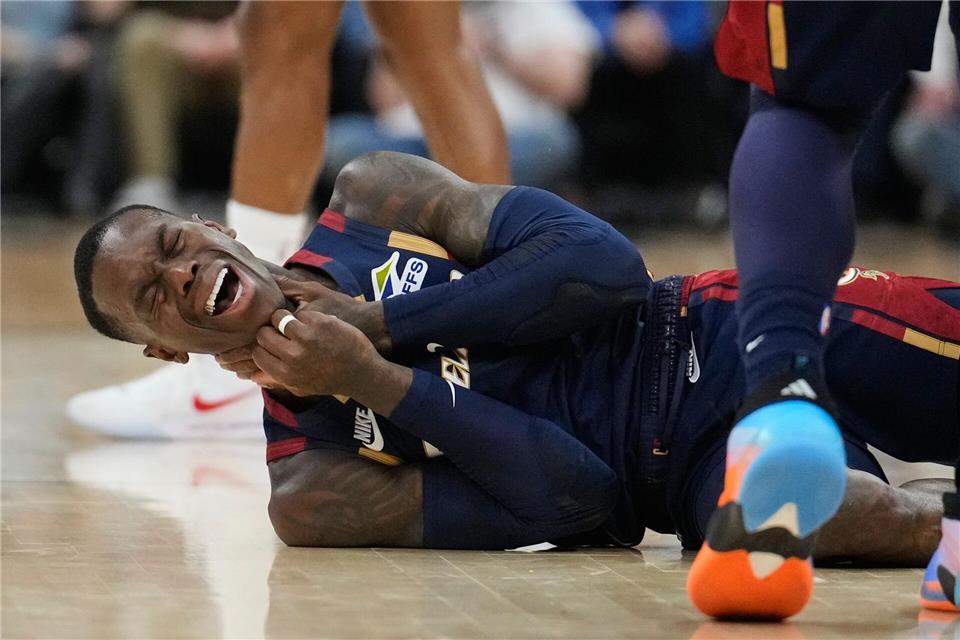 Hat in seiner Serie hart zu kämpfen: Dennis Schröder und die Cleveland Cavaliers verkürzen gegen Detroit.Sue Ogrocki/AP/dpa