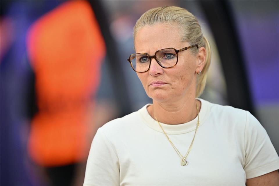 Hat klare Worte gegen Hasskommentare gegen eine ihrer Spielerinnen gefunden: Sarina Wiegman.Sebastian Christoph Gollnow/dpa