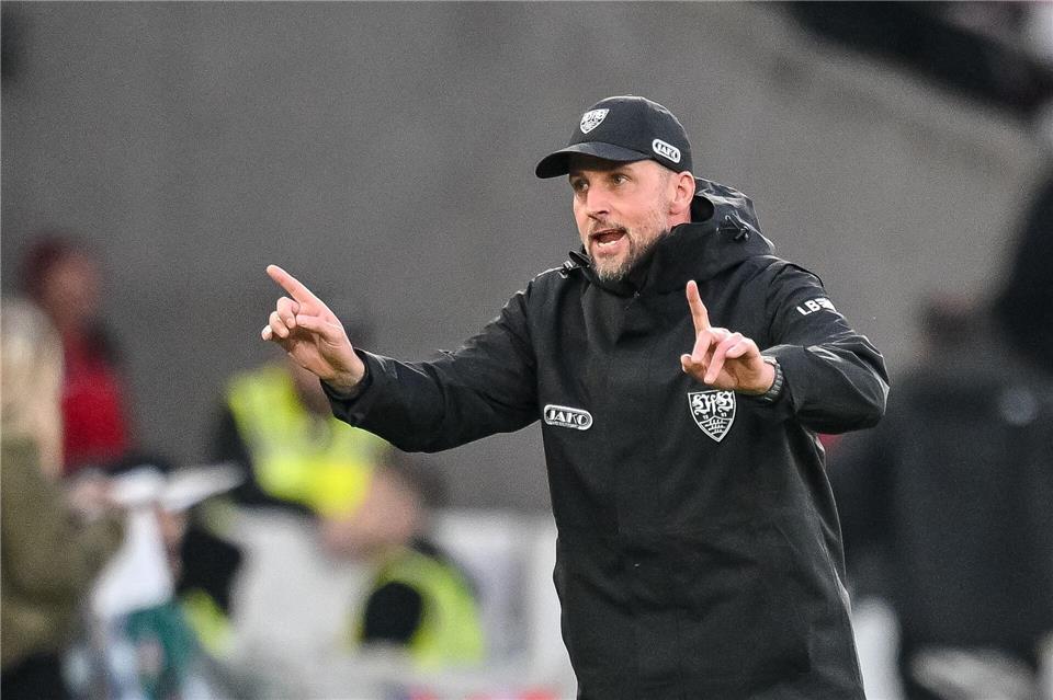 Hat schwierige Partien vor sich: VfB-Trainer Sebastian Hoeneß. (Archivbild)Harry Langer/dpa