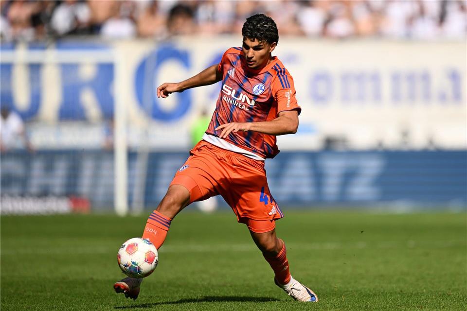 Hat seinen Vertrag beim FC Schalke 04 langfristig verlängert: Mertcan Ayhan. (Archivbild) Hendrik Schmidt/dpa