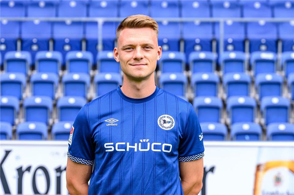 Hat seinen Vertrag vorzeitig verlängert: Arminia Bielefelds Leon Schneider. (Archivbild) David Inderlied/dpa