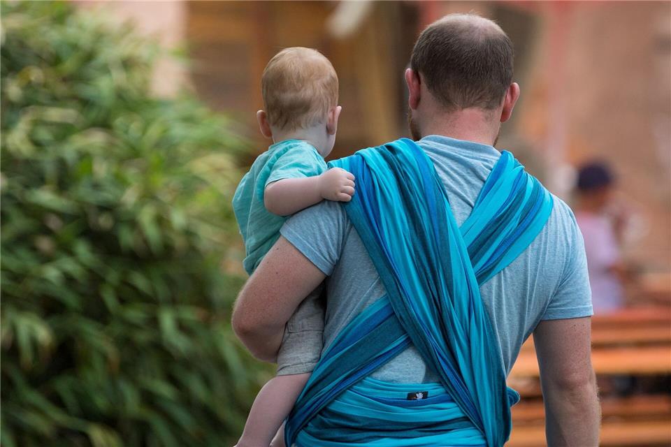 Hat sich die Rolle des Mannes in der Gesellschaft verändert? Oder wandelt sie sich bereits wieder zurück? (Symbolbild)Monika Skolimowska/dpa-Zentralbild/dpa