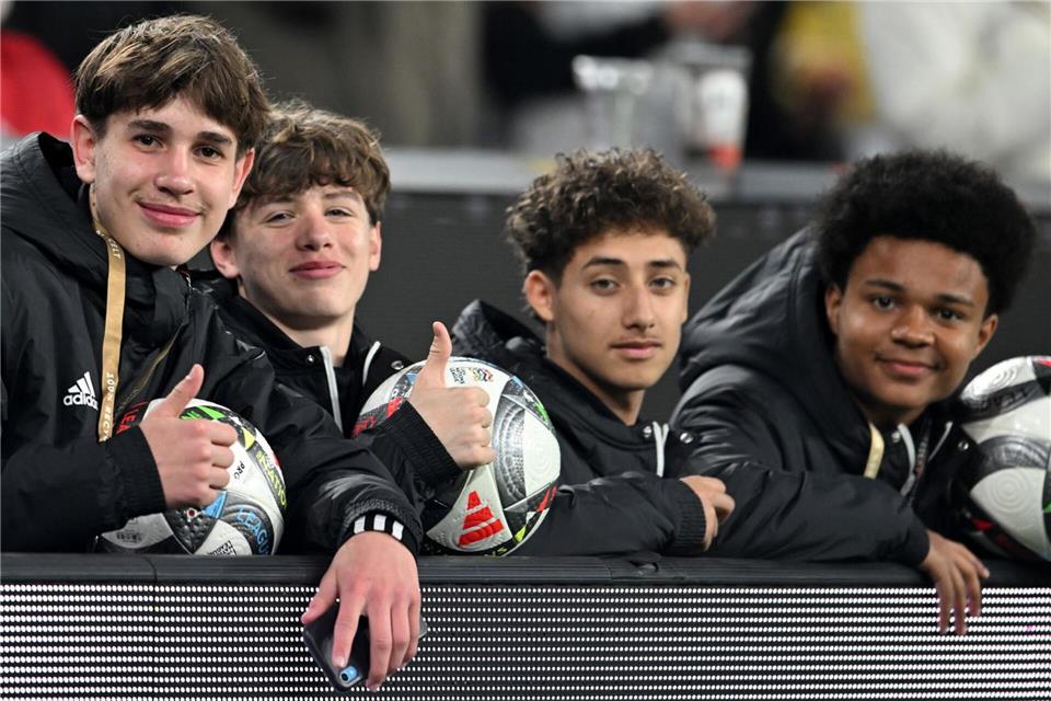 Hatte Anteil an einem Überraschungstor der deutschen Fußballer: Balljunge Noel Urbaniak (l.).Fabian Strauch/dpa