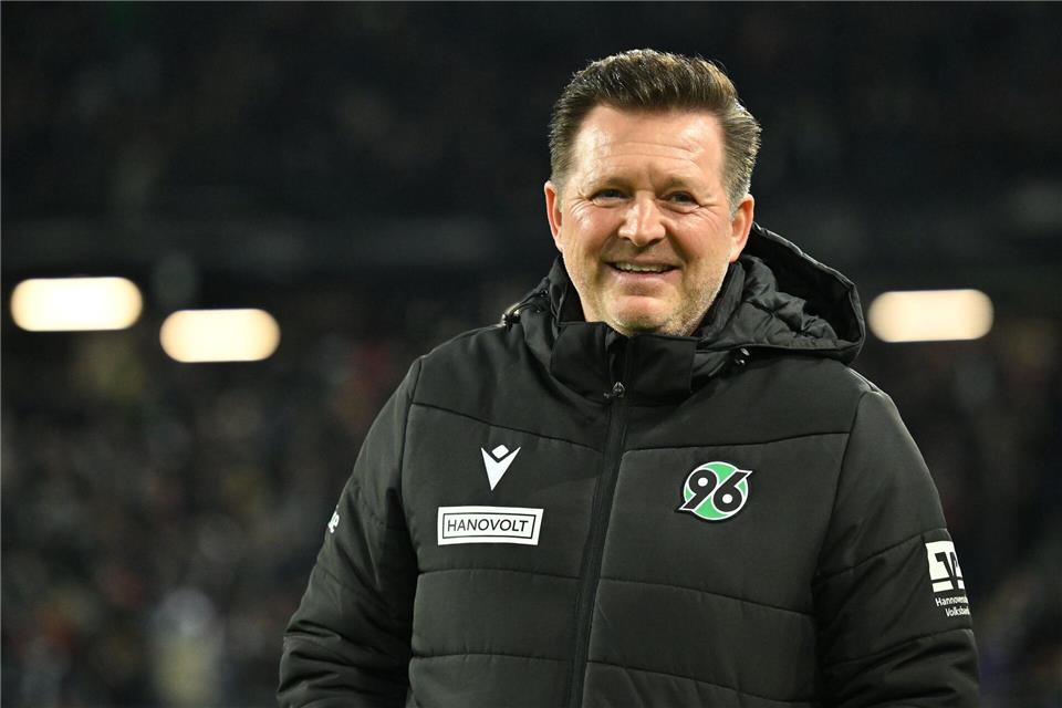 Hatte auch nach dem Spiel etwas zu lachen: Hannovers Cheftrainer Christian Titz Swen Pförtner/dpa