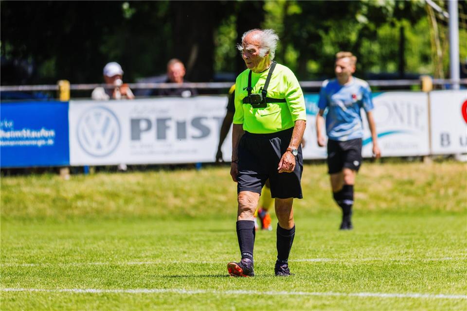Hatte den Respekt der Jugend: Schiedsrichter Werner Ziebold.Philipp von Ditfurth/dpa