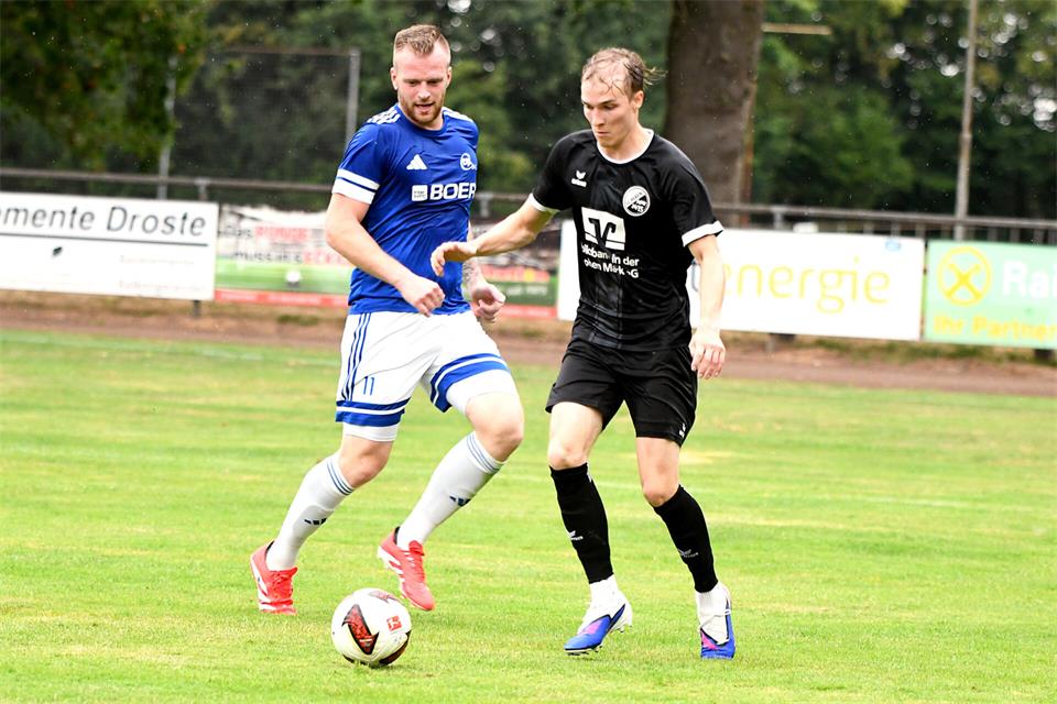 Hatte eine der wenigen Rekener Chancen bei der 0:3-Niederlage gegen die Sportfreunde Merfeld: Bennet Versmold (rechts).