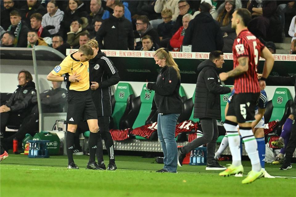 3:0 in Hannover: Sylla bringt Schalke an die Spitze Hatte einige Probleme mit dem Headset: Schiedsrichter Martin Petersen.Swen Pförtner/dpa
