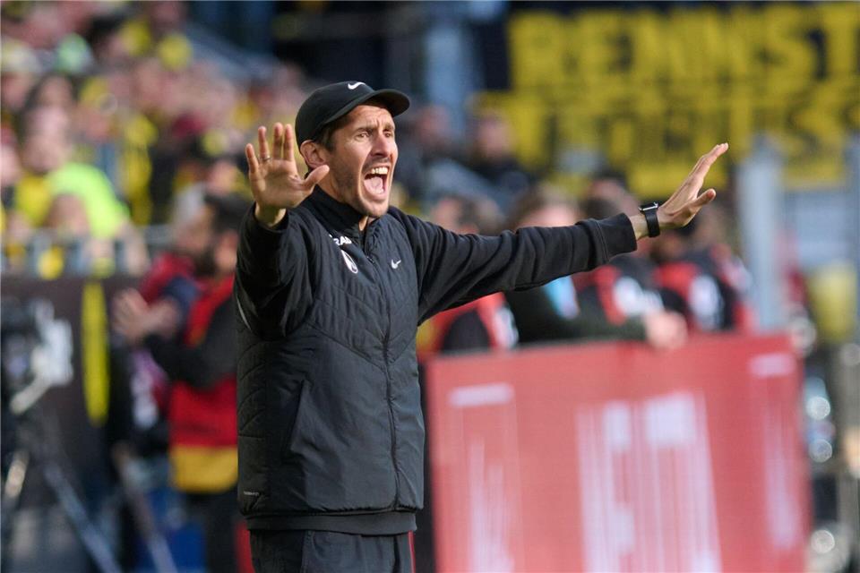 Hatte in Dortmund viel zu tun: Freiburgs Trainer Julian Schuster. Bernd Thissen/dpa