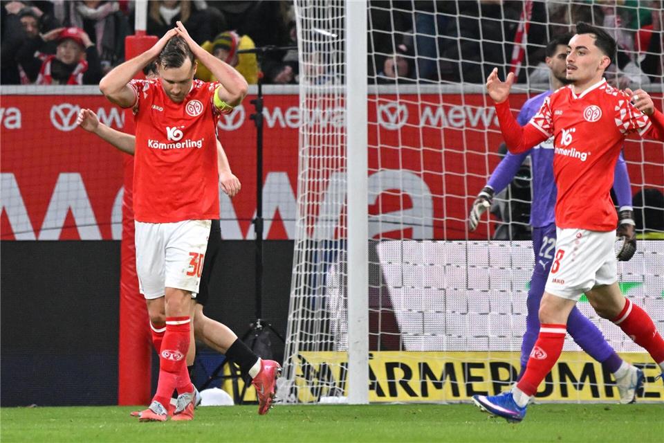 Hatte kein Glück im Abschluss: Der Mainzer Silvan Widmer (l).Torsten Silz/dpa