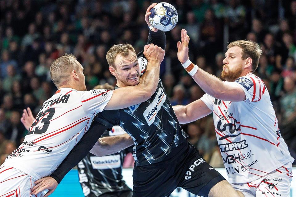 Hatte meist mehrere Abwehrspieler um sich: Berlins Welthandballer Mathias Gidsel. Andreas Gora/dpa