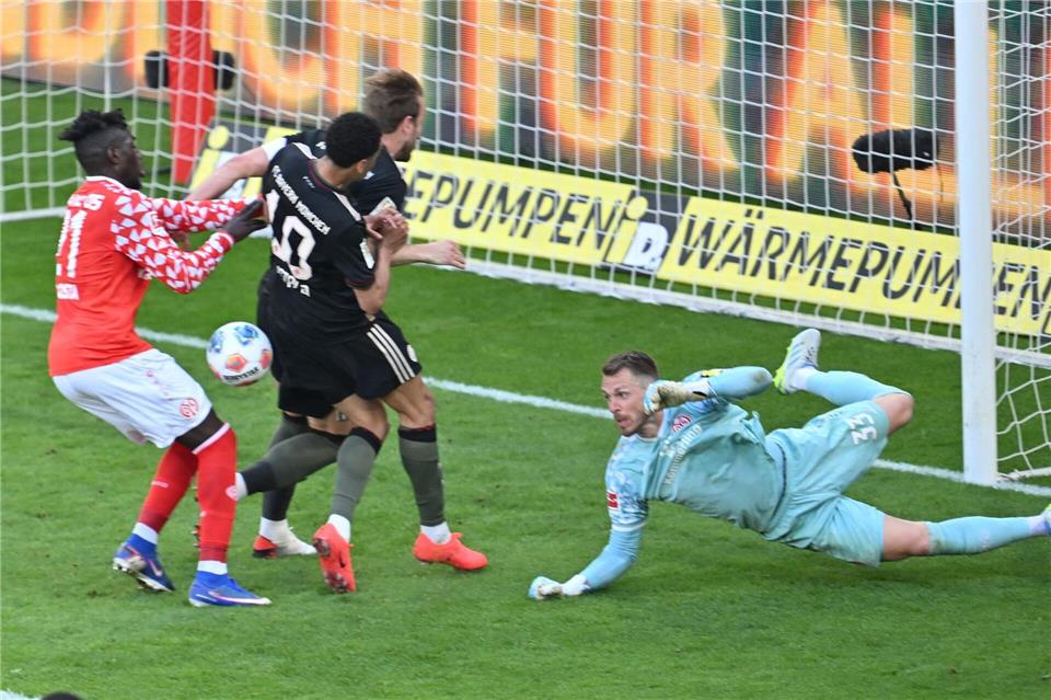 Hatte mit einem Tor und einer Vorlage großen Anteil am Bayern-Sieg: Jamal Musiala (M).Torsten Silz/dpa