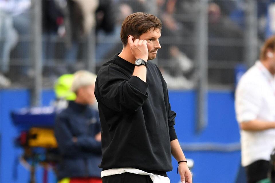 Hatte nach dem 0:5 des HSV andere Sorgen, als sich um seinen Ex-Spieler Ransford Königsdörffer zu kümmern: Trainer Merlin Polzin.  Daniel Bockwoldt/dpa