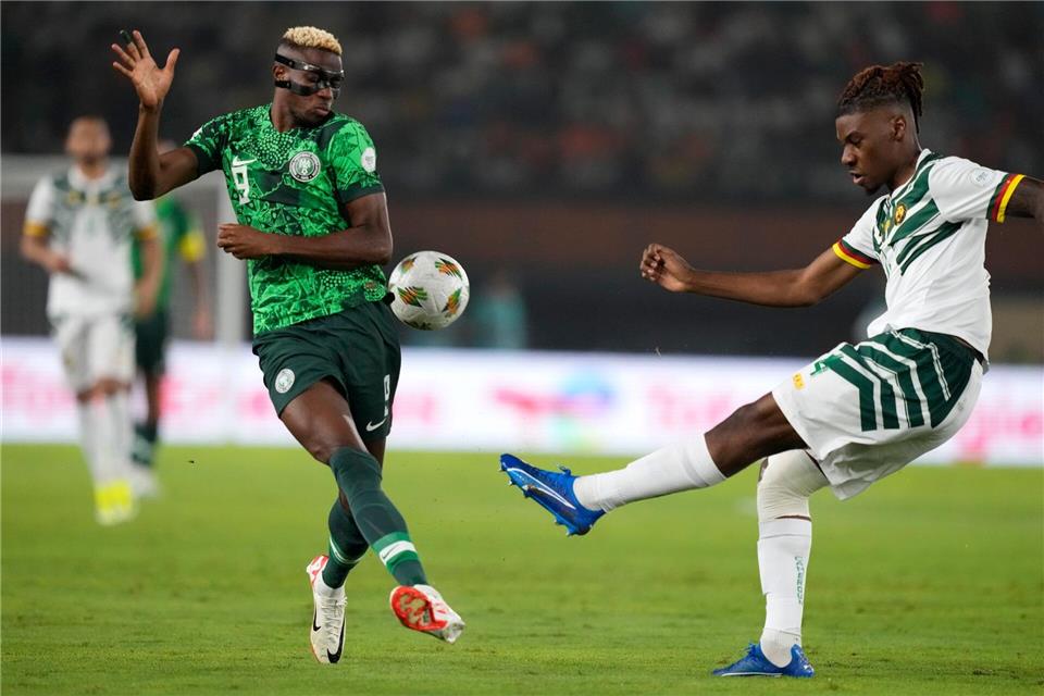 Hatte nach dem WM-Qualifikationsspiel gegen Lesotho eine Schrecksekunde zu überstehen: Victor Osimhen (l). (Archivbild)Sunday Alamba/AP/dpa